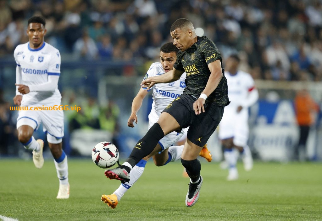 Soccer Football - Ligue 1 - Auxerre v Paris St Germain - Stade de l'Abbe-Deschamps, Auxerre, France - May 21, 2023 Paris St Germain's Kylian Mbappe in action with Auxerre's Akim Zedadka REUTERS/Stephanie Lecocq