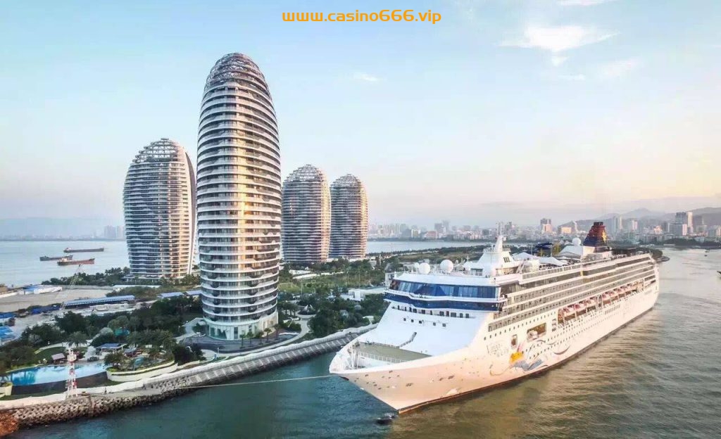 丽星邮轮停泊三亚凤凰岛